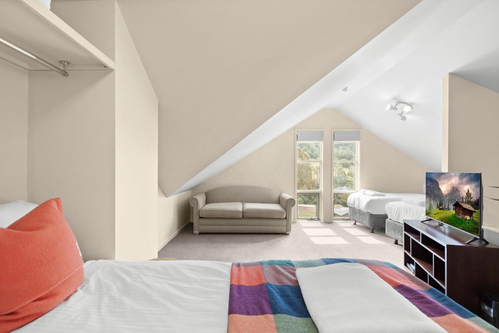 Village Green 2 Bedroom Loft Townhouse With Views Fireplace And Garage Parking Thredbo Exteriér fotografie