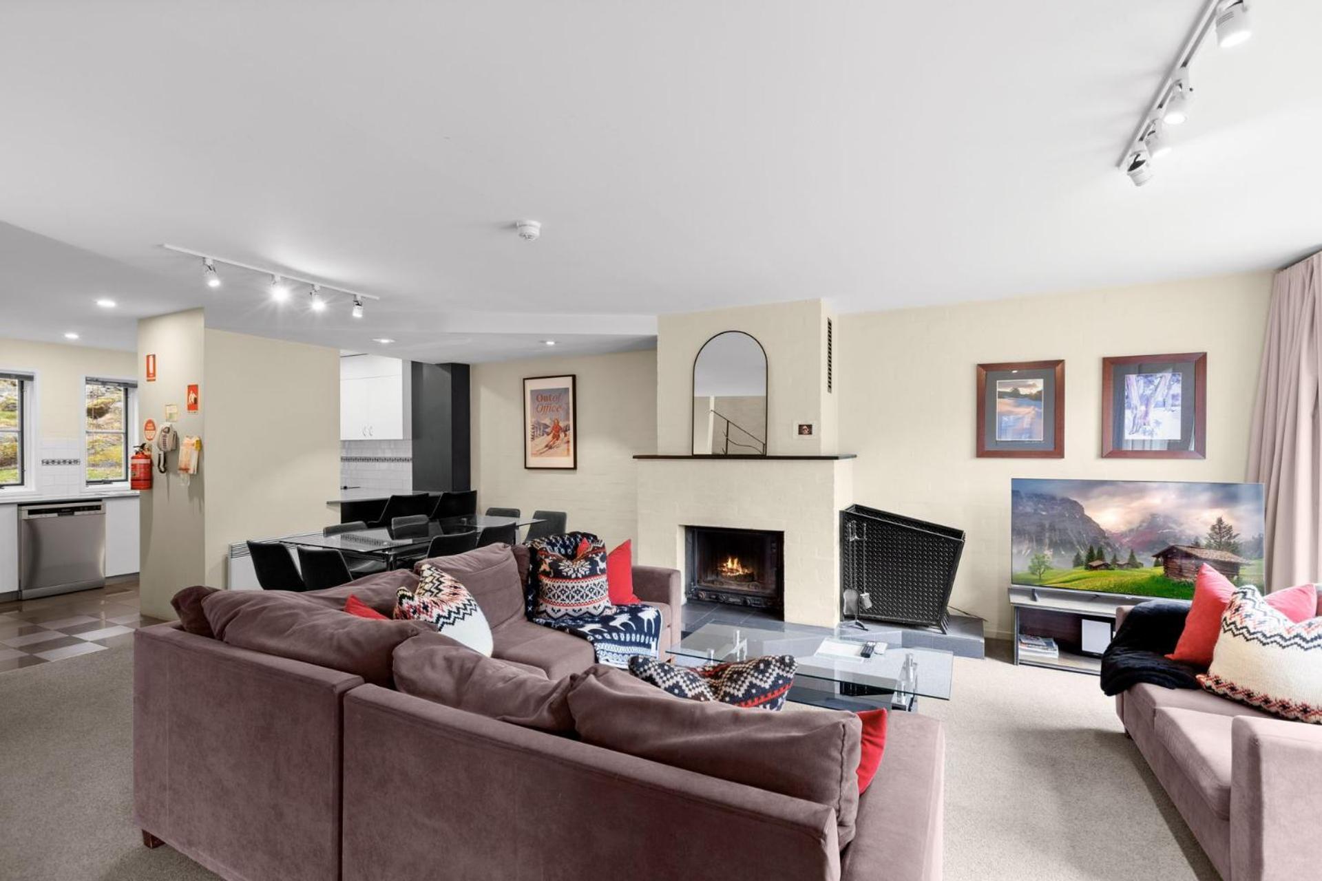 Village Green 2 Bedroom Loft Townhouse With Views Fireplace And Garage Parking Thredbo Exteriér fotografie