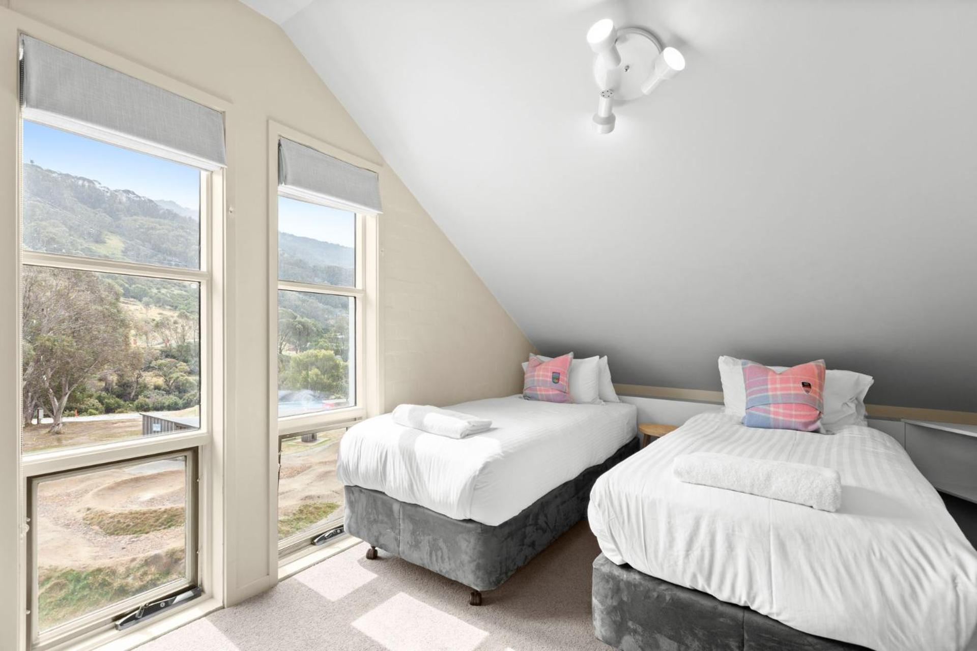 Village Green 2 Bedroom Loft Townhouse With Views Fireplace And Garage Parking Thredbo Exteriér fotografie
