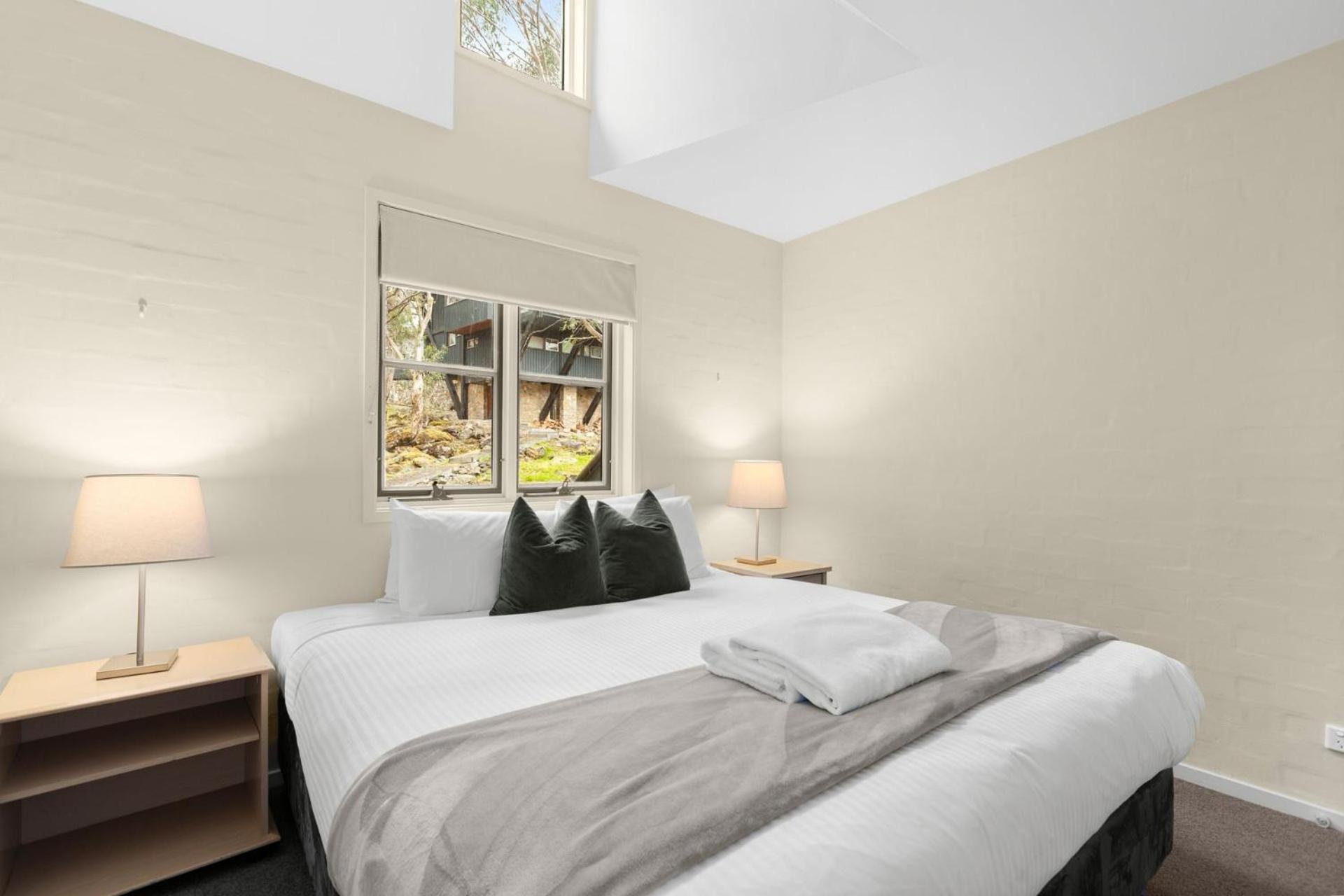Village Green 2 Bedroom Loft Townhouse With Views Fireplace And Garage Parking Thredbo Exteriér fotografie