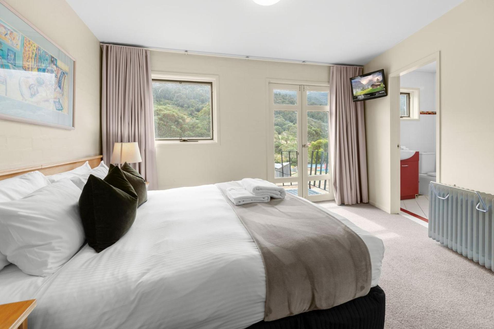 Village Green 2 Bedroom Loft Townhouse With Views Fireplace And Garage Parking Thredbo Exteriér fotografie