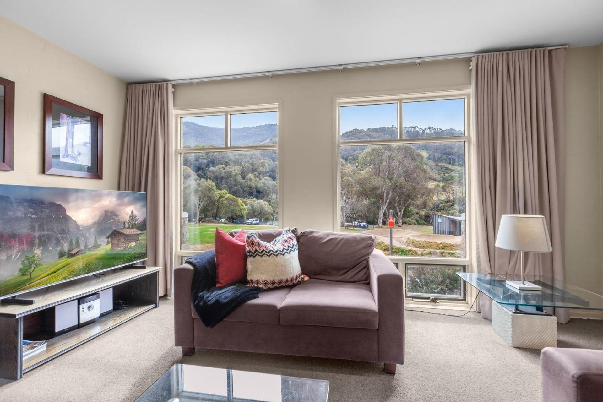 Village Green 2 Bedroom Loft Townhouse With Views Fireplace And Garage Parking Thredbo Exteriér fotografie