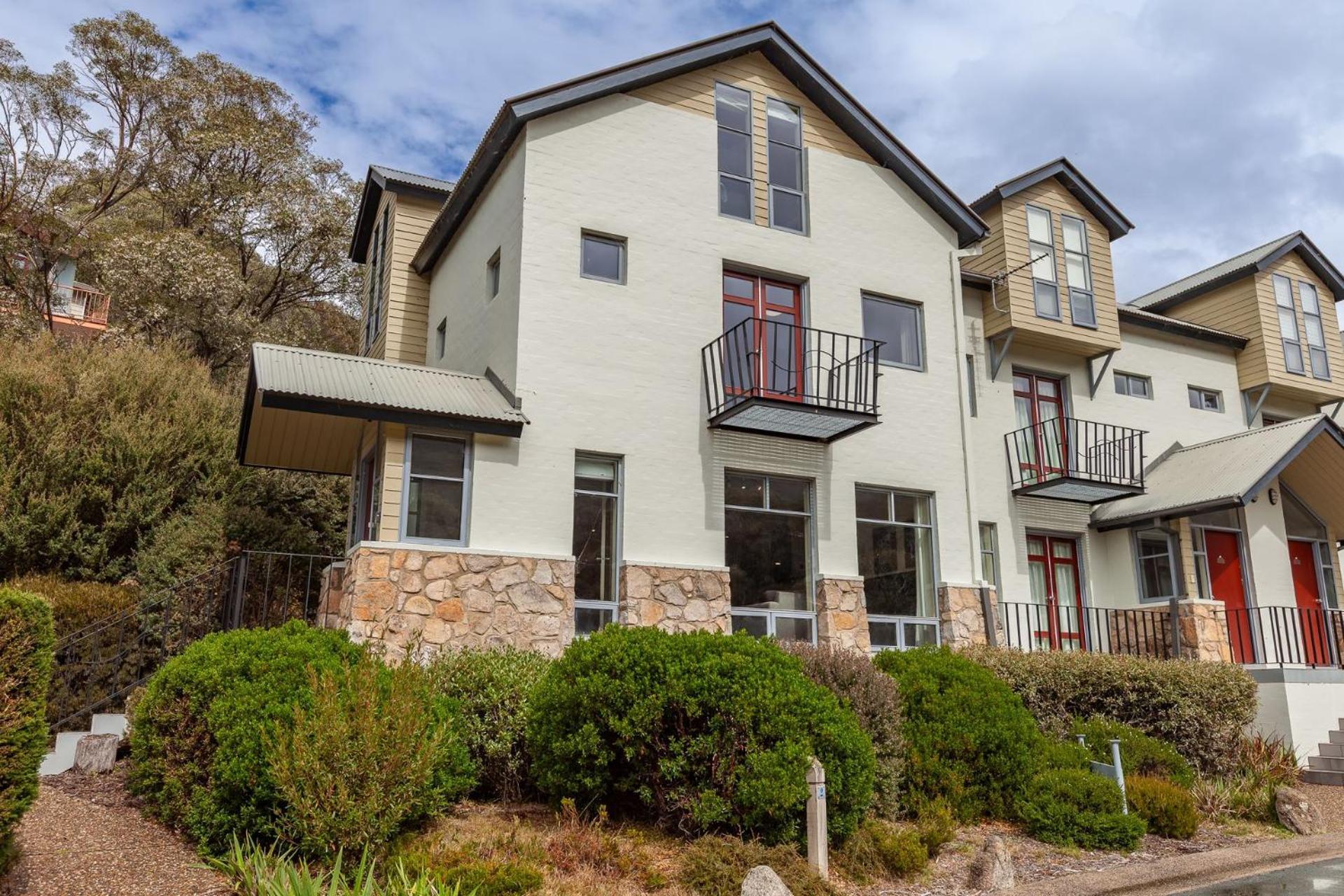 Village Green 2 Bedroom Loft Townhouse With Views Fireplace And Garage Parking Thredbo Exteriér fotografie