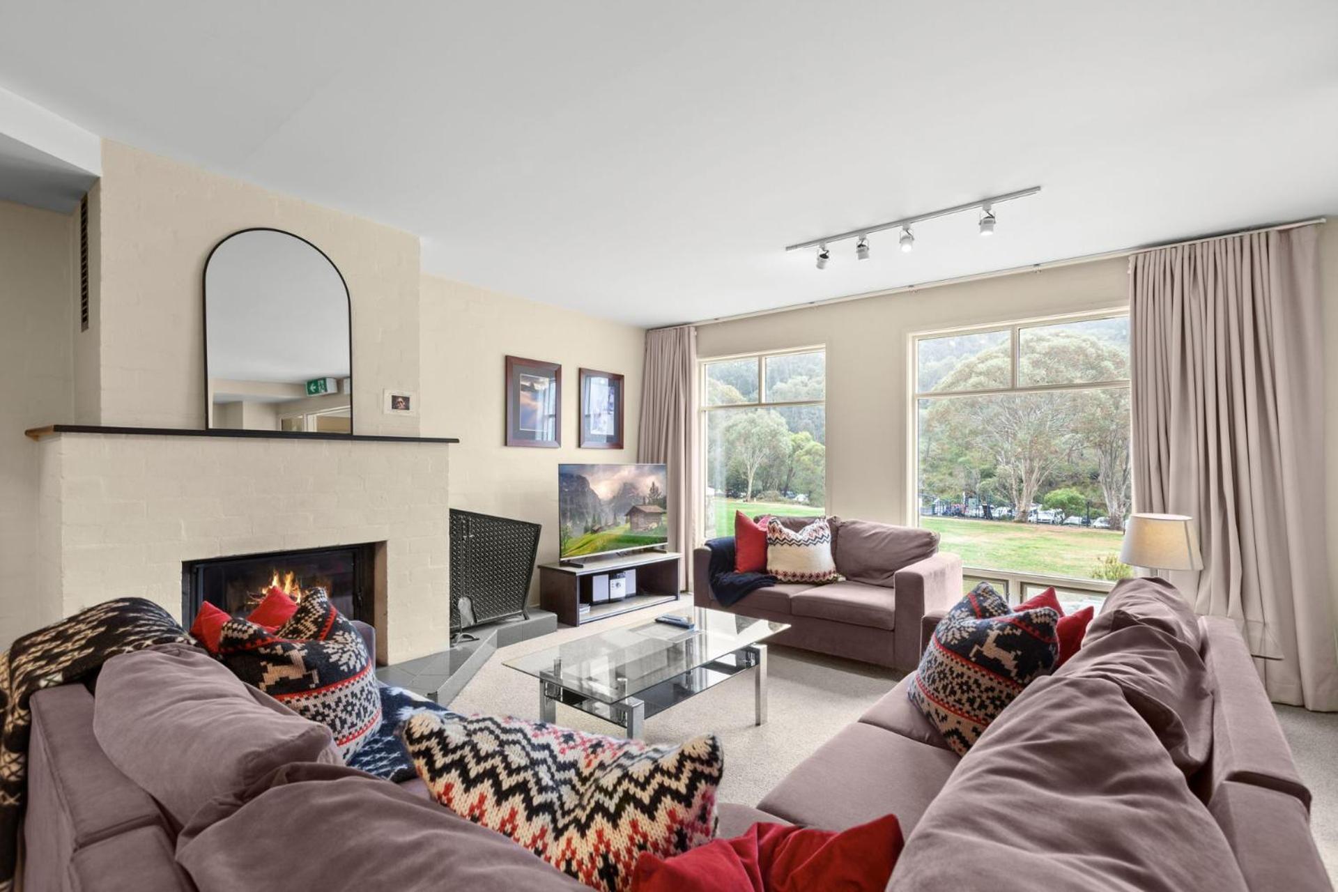 Village Green 2 Bedroom Loft Townhouse With Views Fireplace And Garage Parking Thredbo Exteriér fotografie